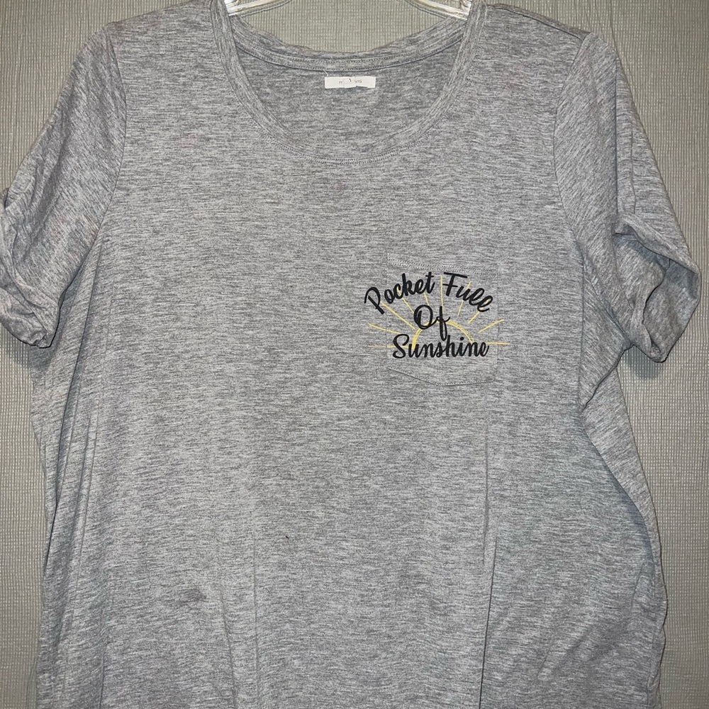 Black pocket “pocket full of sunshine” tee